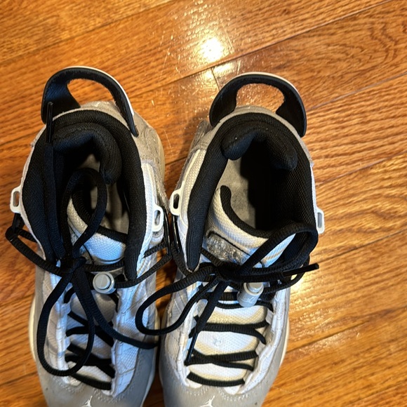 Only worn a handful of times. Very cool air Jordan’s. Boys size 4. - Picture 7 of 8